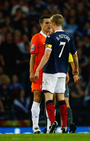 Van Persie và Darren Fletcher trong trận đấu giữa Hà Lan và Scotland ở vòng loại World Cup 2010. Van Persie và Darren Fletcher trong trận đấu giữa Hà Lan và Scotland ở vòng loại World Cup 2010.