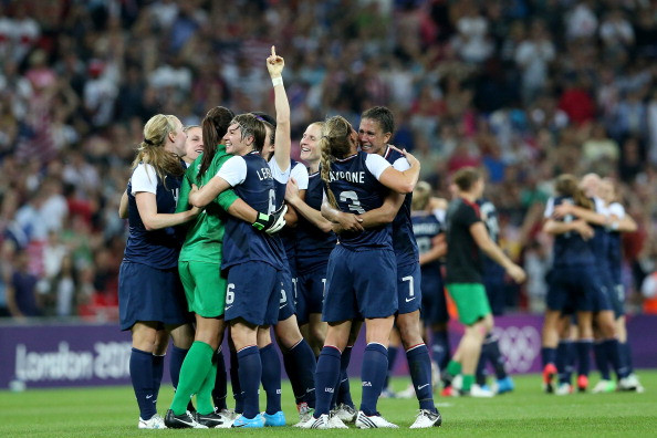 Các cầu thủ Mỹ đã giành chiến thắng nghẹt thở với tỉ số 2-1 trước các cô gái đến từ Nhật Bản để giành chiếc HCV Olympic thứ 3 liên tiếp.