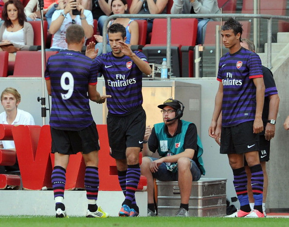 Lần ra sân cuối cùng của Van Persie trong màu áo Arsenal trong trận giao hữu với Cologne... Lần ra sân cuối cùng của Van Persie trong màu áo Arsenal trong trận giao hữu với Cologne...