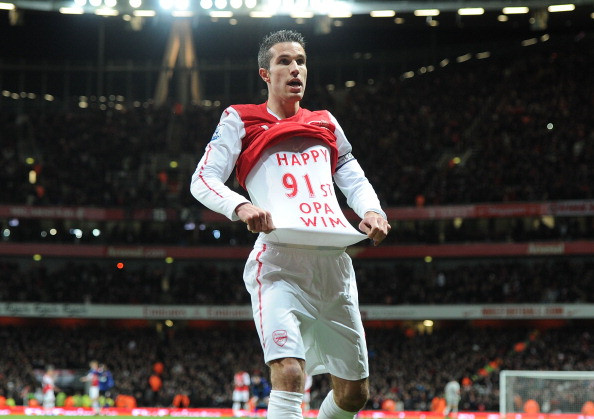 Van Persie gửi tặng bàn thắng vào lưới Man United trong trận lượt về ở Emirates đến người ông của anh. Van Persie gửi tặng bàn thắng vào lưới Man United trong trận lượt về ở Emirates đến người ông của anh.