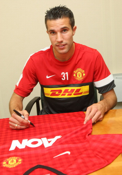 "Thật vinh dự biết bao khi được ký hợp đồng với Manchester United. Tôi rất muốn được nối tiếp những thành công của rất nhiều tiền đạo xuất sắc của CLB, đem kinh nghiệm và một phần đóng góp của mình giúp đội bóng có thể giành được những danh hiệu cao quý nhất. Tôi rất nóng lòng được ra sân trong màu áo Quỷ đỏ", Van Persie phát biểu trong buổi ra mắt ở Old Trafford. "Thật vinh dự biết bao khi được ký hợp đồng với Manchester United. Tôi rất muốn được nối tiếp những thành công của rất nhiều tiền đạo xuất sắc của CLB, đem kinh nghiệm và một phần đóng góp của mình giúp đội bóng có thể giành được những danh hiệu cao quý nhất. Tôi rất nóng lòng được ra sân trong màu áo Quỷ đỏ", Van Persie phát biểu trong buổi ra mắt ở Old Trafford.