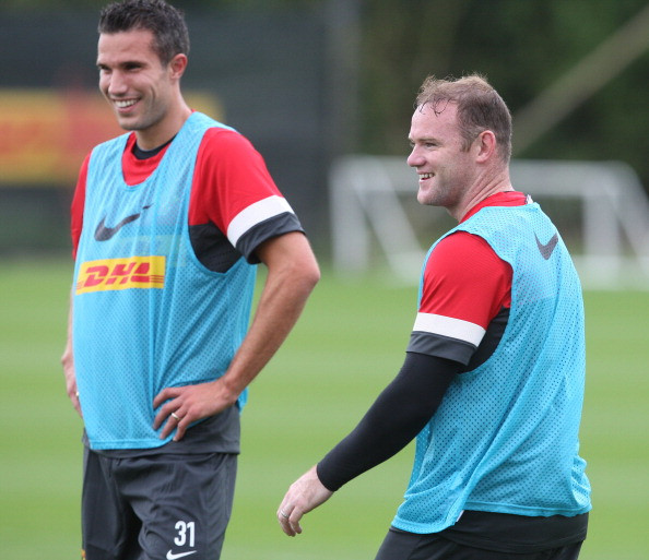 Van Persie trong buổi tập đầu tiên với Rooney. Van Persie trong buổi tập đầu tiên với Rooney.
