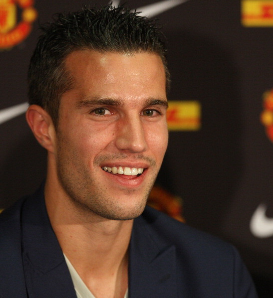 Van Persie cho biết anh rất nóng lòng được đá cặp cùng Rooney trên hàng công của Quỷ đỏ: “Đương nhiên là tôi rất muốn được làm đồng đội của Rooney rồi. Anh ấy là một cầu thủ đẳng cấp thế giới và rất toàn diện. Ngoài khả năng săn bàn bẩm sinh, Rooney còn rất biết cách tạo cơ hội cho các đồng đội. Hơn nữa, anh ấy luôn ra sân với sự quyết tâm cao nhất.” Van Persie cho biết anh rất nóng lòng được đá cặp cùng Rooney trên hàng công của Quỷ đỏ: “Đương nhiên là tôi rất muốn được làm đồng đội của Rooney rồi. Anh ấy là một cầu thủ đẳng cấp thế giới và rất toàn diện. Ngoài khả năng săn bàn bẩm sinh, Rooney còn rất biết cách tạo cơ hội cho các đồng đội. Hơn nữa, anh ấy luôn ra sân với sự quyết tâm cao nhất.”