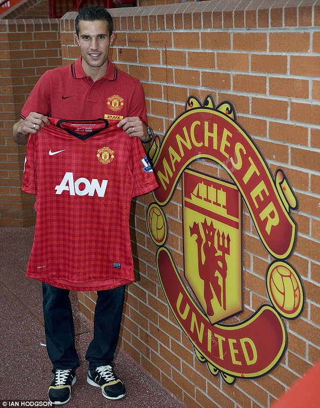 Van Persie ra mắt ở Old Trafford. Van Persie ra mắt ở Old Trafford.