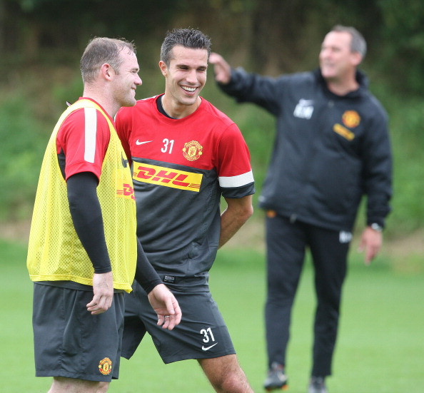 Van Persie trong buổi tập đầu tiên với Rooney. Van Persie trong buổi tập đầu tiên với Rooney.