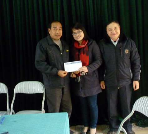 Phóng viên báo Giáo dực Việt Nam thay mặt độc giả hảo tâm Lê Thị Bích Hằng gửi tặng học sinh bán trú Kim Bon số tiền 100 USD tương đương 2.093.000 đồng, tương đương 1046,5 bữa cơm có thịt Phóng viên báo Giáo dực Việt Nam thay mặt độc giả hảo tâm Lê Thị Bích Hằng gửi tặng học sinh bán trú Kim Bon số tiền 100 USD tương đương 2.093.000 đồng, tương đương 1046,5 bữa cơm có thịt