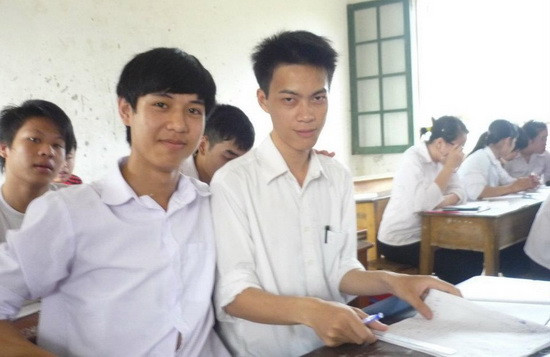 Nguyễn Ngọc Thiện (trái) cùng các bạn trường THPT Thanh Miện (Hải Dương) Nguyễn Ngọc Thiện (trái) cùng các bạn trường THPT Thanh Miện (Hải Dương)
