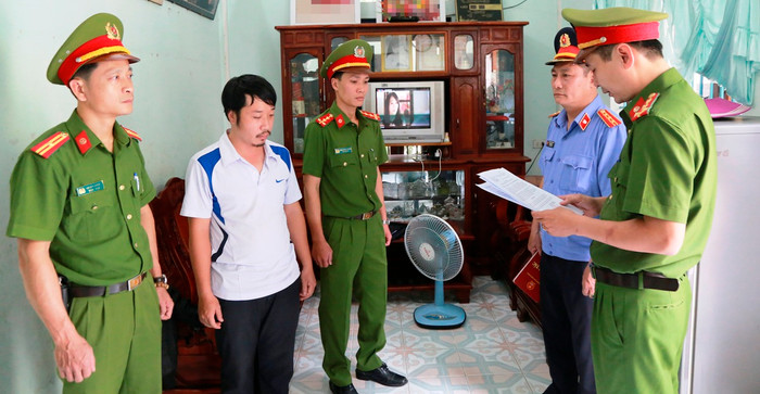 Công an Thừa Thiên Huế đọc lệnh bắt tạm giam đối với ông Hợp. Công an Thừa Thiên Huế đọc lệnh bắt tạm giam đối với ông Hợp.