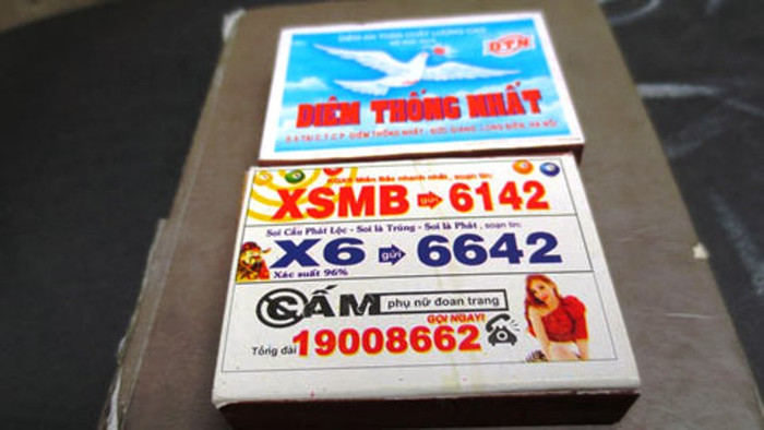 Bao diêm Thống Nhất với dòng chữ "Cấm phụ nữ đoan trang" in ở mặt phía sau (theo kiên thức)