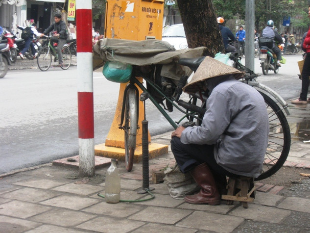 Hình ảnh ông lão vá xe ngồi rúm ró gây chú ý cho nhiều người khi đi lại qua đường Thanh Nhàn Hình ảnh ông lão vá xe ngồi rúm ró gây chú ý cho nhiều người khi đi lại qua đường Thanh Nhàn