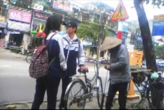 Dáng vẻ gầy gò nên phải cố gắng dồn sức với bơm được xe cho khách Dáng vẻ gầy gò nên phải cố gắng dồn sức với bơm được xe cho khách