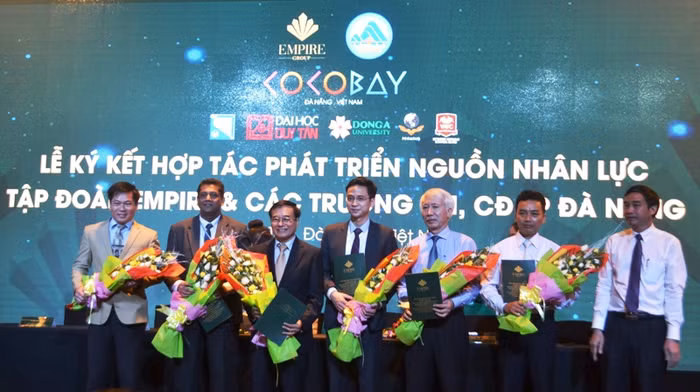 Tập đoàn Empire ký kết hợp tác với các trường đại học, cao đẳng ở Đà Nẵng. Ảnh: TT