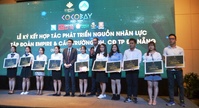 Tập đoàn Empire trao học bổng cho sinh viên. Ảnh: TT Tập đoàn Empire trao học bổng cho sinh viên. Ảnh: TT