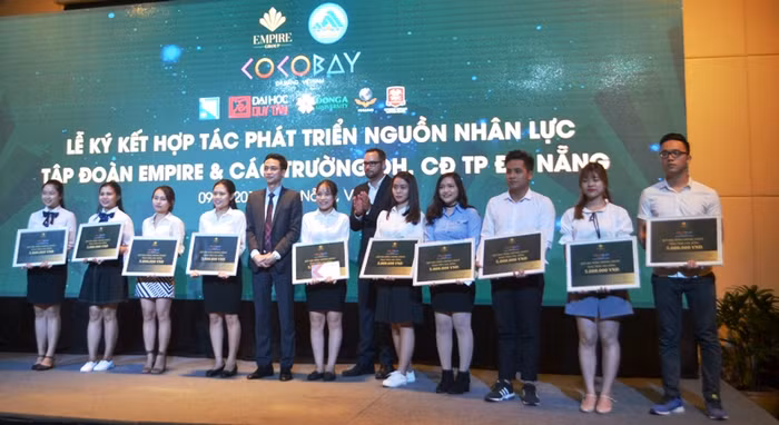 Tập đoàn Empire trao học bổng cho sinh viên. Ảnh: TT
