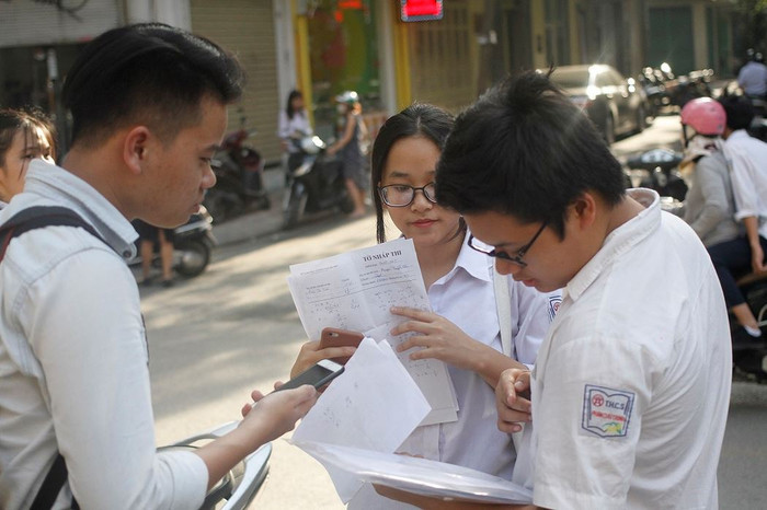 Năm nay, nhiều nơi điểm chuẩn vào lớp 10 công lập rất thấp là một điều bất thường (ảnh minh họa - Trinh Phúc). Năm nay, nhiều nơi điểm chuẩn vào lớp 10 công lập rất thấp là một điều bất thường (ảnh minh họa - Trinh Phúc).