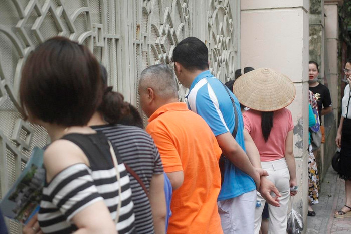 Đây là hình ảnh được chụp tại trường Trung học phổ thông Phạm Hồng Thái, Ba Đình, Hà Nội khi các phụ huynh ngóng tin con khi buổi thi đang diễn ra (ảnh Trinh Phúc). Đây là hình ảnh được chụp tại trường Trung học phổ thông Phạm Hồng Thái, Ba Đình, Hà Nội khi các phụ huynh ngóng tin con khi buổi thi đang diễn ra (ảnh Trinh Phúc).