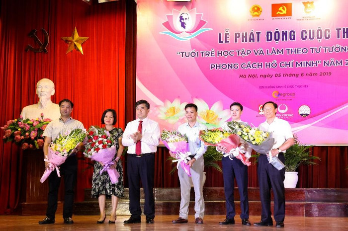 Các nhà tài trợ và đồng hành cùng cuộc thi nhận hoa của Ban tổ chức tặng (ảnh Trinh Phúc). Các nhà tài trợ và đồng hành cùng cuộc thi nhận hoa của Ban tổ chức tặng (ảnh Trinh Phúc).