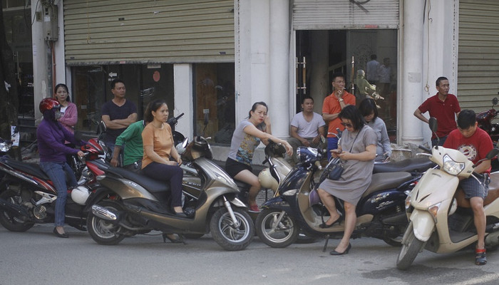 Những nét mặt lo âu của phụ huynh (ảnh Trinh Phúc).