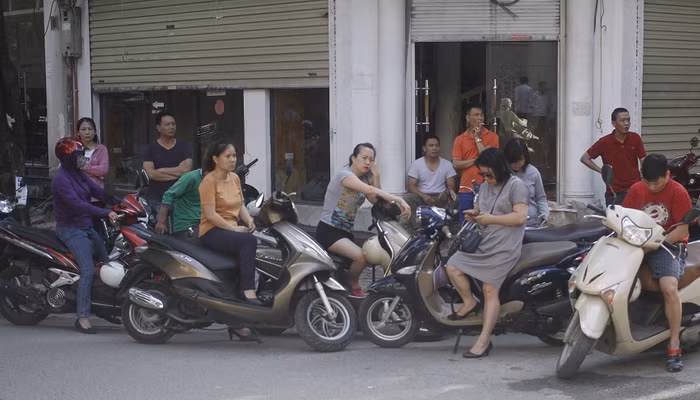 Những nét mặt lo âu của phụ huynh (ảnh Trinh Phúc).