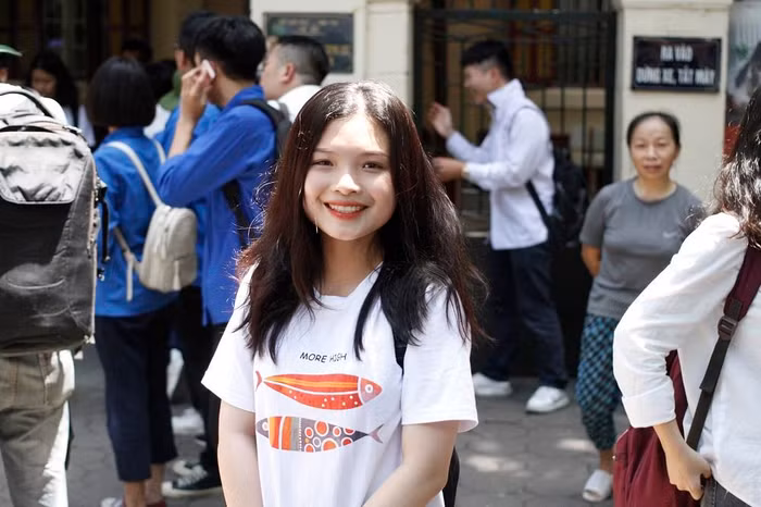 Thí sinh Nguyễn Ngọc Phương, học sinh Trường Trung học Phổ thông Trần Phú, Hoàn Kiếm tự tin sau khi kết thúc kỳ thi (ảnh Trinh Phúc). Thí sinh Nguyễn Ngọc Phương, học sinh Trường Trung học Phổ thông Trần Phú, Hoàn Kiếm tự tin sau khi kết thúc kỳ thi (ảnh Trinh Phúc).