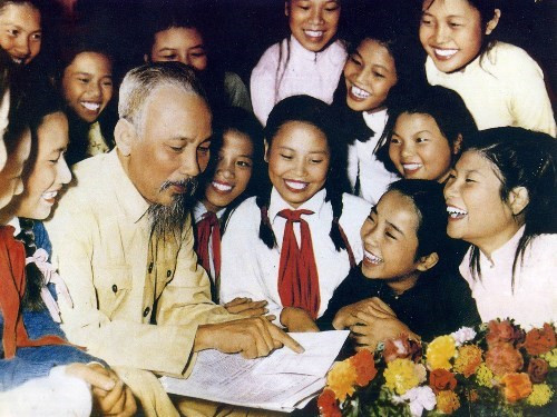 Đương thời lúc còn sống, Bác Hồ rất quan tâm và chăm lo cho thế hệ trẻ Việt Nam (ảnh nguồn bảo tàng Hồ Chí Minh). Đương thời lúc còn sống, Bác Hồ rất quan tâm và chăm lo cho thế hệ trẻ Việt Nam (ảnh nguồn bảo tàng Hồ Chí Minh).