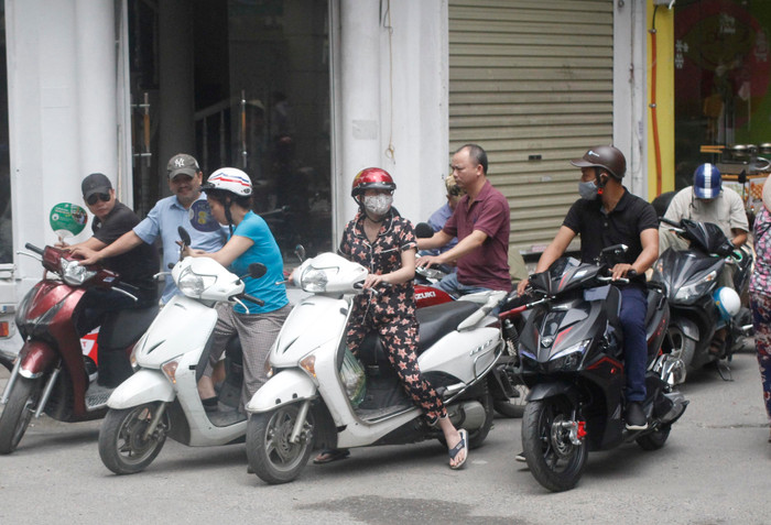 Trời nắng thì mặc trời nắng, tình yêu cho con là không gì ngăn cản được (ảnh Trinh Phúc). Trời nắng thì mặc trời nắng, tình yêu cho con là không gì ngăn cản được (ảnh Trinh Phúc).