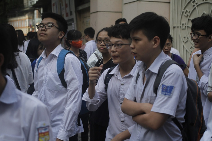 Sau khi thi xong môn toán nhiều em tỏ ra mệt mỏi (ảnh Trinh Phúc).