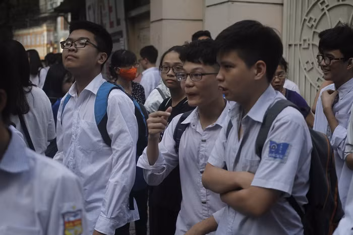 Sau khi thi xong môn toán nhiều em tỏ ra mệt mỏi (ảnh Trinh Phúc).