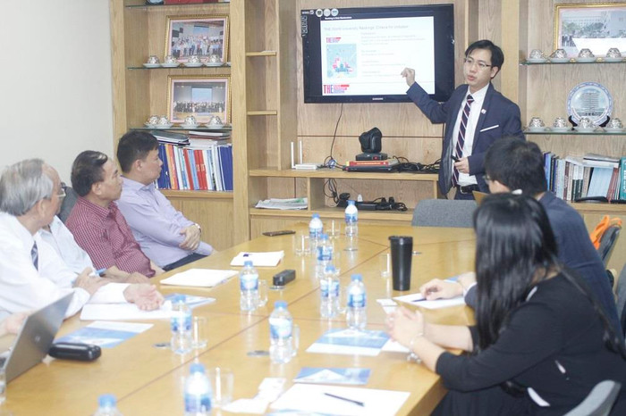 Ông Justin Tay giới thiệu về tổ chức Times Higher Education (ảnh: Trinh Phúc). Ông Justin Tay giới thiệu về tổ chức Times Higher Education (ảnh: Trinh Phúc).