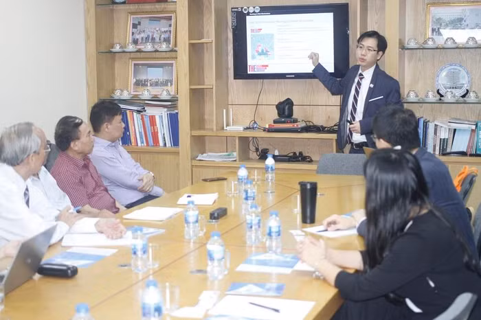 Ông Justin Tay giới thiệu về tổ chức Times Higher Education (ảnh: Trinh Phúc).