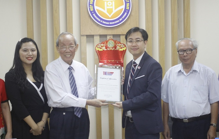 Cuộc gặp gỡ trao đổi giữa lãnh đạo Hiệp hội các trường Đại học, Cao Đẳng Việt Nam và ông Justin Tay - Giám đốc khu vực và Tổng Giám đốc (châu Á) của Times Higher Education (người thứ 2 bên trái sang) sẽ mở đầu sự hợp tác của hai tổ chức (ảnh: Trinh Phúc). Cuộc gặp gỡ trao đổi giữa lãnh đạo Hiệp hội các trường Đại học, Cao Đẳng Việt Nam và ông Justin Tay - Giám đốc khu vực và Tổng Giám đốc (châu Á) của Times Higher Education (người thứ 2 bên trái sang) sẽ mở đầu sự hợp tác của hai tổ chức (ảnh: Trinh Phúc).