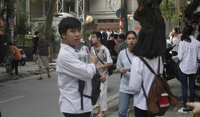 Đề toán vào lớp 10 Hà Nội được đánh giá có cấu trúc tương tự năm 2018, gồm 5 bài toán lớn, mỗi bài gồm nhiều ý nhỏ được sắp xếp theo thứ tự từ dễ đến khó (ảnh minh họa - Trinh Phúc). Đề toán vào lớp 10 Hà Nội được đánh giá có cấu trúc tương tự năm 2018, gồm 5 bài toán lớn, mỗi bài gồm nhiều ý nhỏ được sắp xếp theo thứ tự từ dễ đến khó (ảnh minh họa - Trinh Phúc).