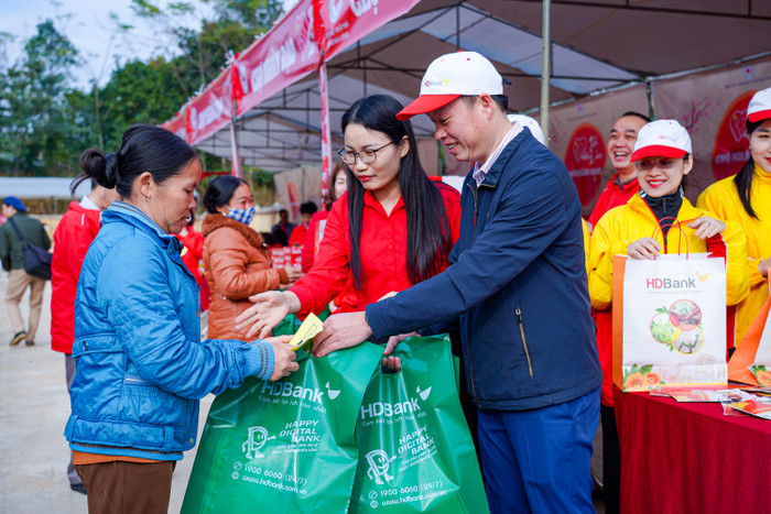 Sẻ chia, trao gửi yêu thương luôn là một trong những truyền thống tốt đẹp của cán bộ nhân viên HDBank Sẻ chia, trao gửi yêu thương luôn là một trong những truyền thống tốt đẹp của cán bộ nhân viên HDBank