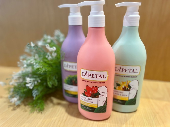 Sữa tắm kháng khuẩn sáng da La’Petal có đến 3 dòng sản phẩm khác nhau dành cho da thường, da dầu mụn và da khô. Sữa tắm kháng khuẩn sáng da La’Petal có đến 3 dòng sản phẩm khác nhau dành cho da thường, da dầu mụn và da khô.