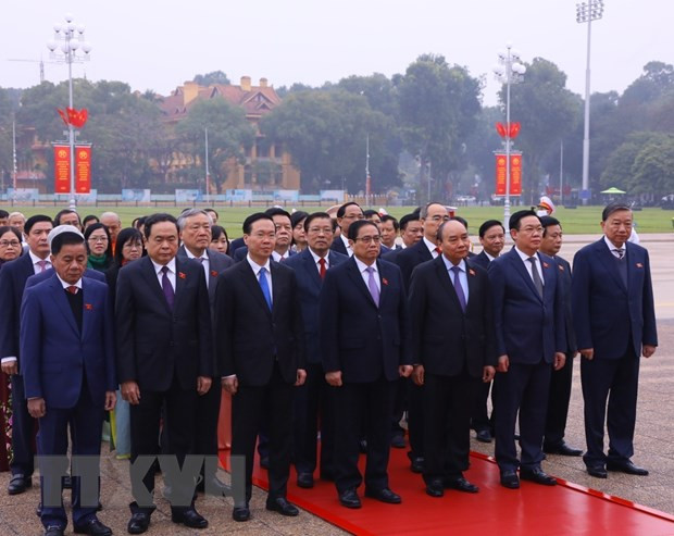 Trước phiên khai mạc kỳ họp bất thường lần 2, Quốc hội khóa XV, Chủ tịch nước Nguyễn Xuân Phúc, Thủ tướng Chính phủ Phạm Minh Chính, Chủ tịch Quốc hội Vương Đình Huệ dẫn đầu Đoàn đại biểu vào Lăng viếng Chủ tịch Hồ Chí Minh. (Ảnh: Văn Điệp/TTXVN) Trước phiên khai mạc kỳ họp bất thường lần 2, Quốc hội khóa XV, Chủ tịch nước Nguyễn Xuân Phúc, Thủ tướng Chính phủ Phạm Minh Chính, Chủ tịch Quốc hội Vương Đình Huệ dẫn đầu Đoàn đại biểu vào Lăng viếng Chủ tịch Hồ Chí Minh. (Ảnh: Văn Điệp/TTXVN)