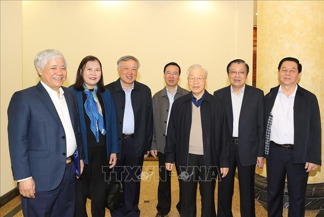 Tổng Bí thư Nguyễn Phú Trọng với các thành viên Ban Chỉ đạo dự phiên họp.