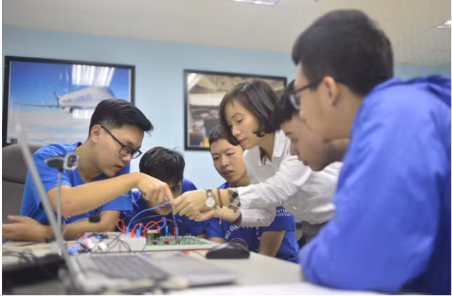 Ảnh minh họa: Sinh viên Kỹ thuật hàng không của Trường Đại học Khoa học và Công nghệ Hà Nội thực hành trong Phòng thí nghiệm hàng không. Nguồn: USTH