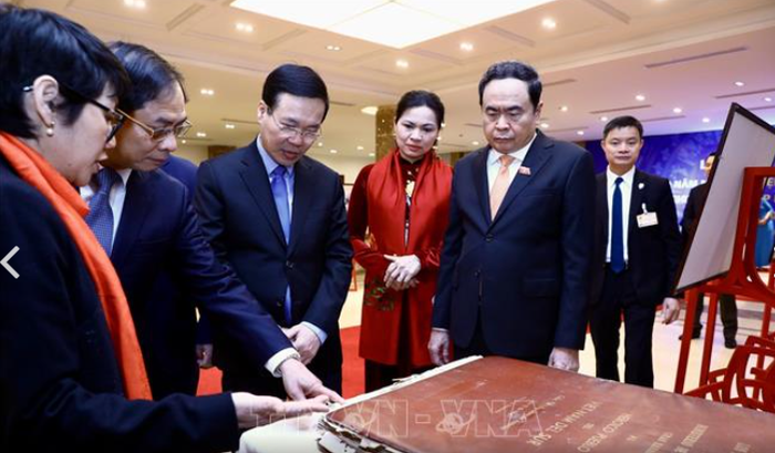 Thường trực Ban Bí thư Võ Văn Thưởng, Phó Chủ tịch Thường trực Quốc hội Trần Thanh Mẫn cùng các đại biểu tham quan những tư liệu trưng bày tại lễ kỷ niệm. Thường trực Ban Bí thư Võ Văn Thưởng, Phó Chủ tịch Thường trực Quốc hội Trần Thanh Mẫn cùng các đại biểu tham quan những tư liệu trưng bày tại lễ kỷ niệm.