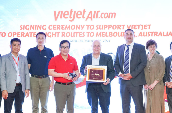 Giám đốc Điều hành Vietjet Đinh Việt Phương trao quà lưu niệm cho Bộ trưởng Tim Pallas Giám đốc Điều hành Vietjet Đinh Việt Phương trao quà lưu niệm cho Bộ trưởng Tim Pallas