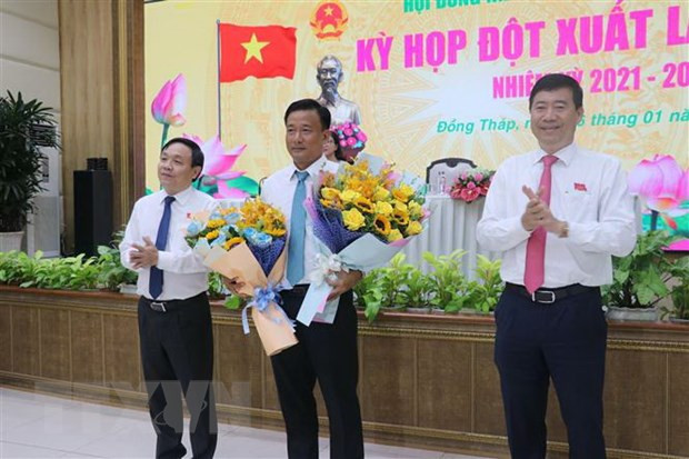 Chủ tịch Hội đồng nhân dân Phan Văn Thắng và Chủ tịch Ủy ban nhân dân tỉnh Đồng Tháp Phạm Thiện Nghĩa tặng hoa chúc mừng ông Nguyễn Phước Thiện được bầu chức danh Phó Chủ tịch Ủy ban nhân dân tỉnh ngày 6/1/2023. (Ảnh: Nguyễn Văn Trí/TTXVN) Chủ tịch Hội đồng nhân dân Phan Văn Thắng và Chủ tịch Ủy ban nhân dân tỉnh Đồng Tháp Phạm Thiện Nghĩa tặng hoa chúc mừng ông Nguyễn Phước Thiện được bầu chức danh Phó Chủ tịch Ủy ban nhân dân tỉnh ngày 6/1/2023. (Ảnh: Nguyễn Văn Trí/TTXVN)