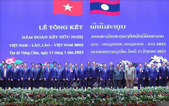 Thủ tướng Phạm Minh Chính và Thủ tướng Lào Sonexay Siphandone cùng các địa biểu tại Lễ tổng kết Năm Đoàn kết hữu nghị Việt Nam - Lào, Lào - Việt Nam 2022. Ảnh: Dương Giang/TTXVN Thủ tướng Phạm Minh Chính và Thủ tướng Lào Sonexay Siphandone cùng các địa biểu tại Lễ tổng kết Năm Đoàn kết hữu nghị Việt Nam - Lào, Lào - Việt Nam 2022. Ảnh: Dương Giang/TTXVN