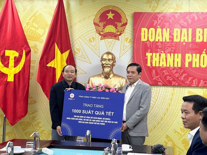 Ông Bùi Lê Cường - Thành viên Hội đồng thành viên Tổng công ty Điện lực miền Bắc, trao cho Đoàn đại biểu Quốc hội thành phố Hải Phòng 1000 suất quà để trao tặng đến các gia đình có công với Cách mạng, gia đình có hoàn cảnh khó khăn, trẻ em mồ côi, trẻ em bị nhiễm HIV, nhiễm chất độc màu da cam/dioxin, người tàn tật, người già không nơi nương tựa… trên địa bàn thành phố Hải Phòng Ông Bùi Lê Cường - Thành viên Hội đồng thành viên Tổng công ty Điện lực miền Bắc, trao cho Đoàn đại biểu Quốc hội thành phố Hải Phòng 1000 suất quà để trao tặng đến các gia đình có công với Cách mạng, gia đình có hoàn cảnh khó khăn, trẻ em mồ côi, trẻ em bị nhiễm HIV, nhiễm chất độc màu da cam/dioxin, người tàn tật, người già không nơi nương tựa… trên địa bàn thành phố Hải Phòng