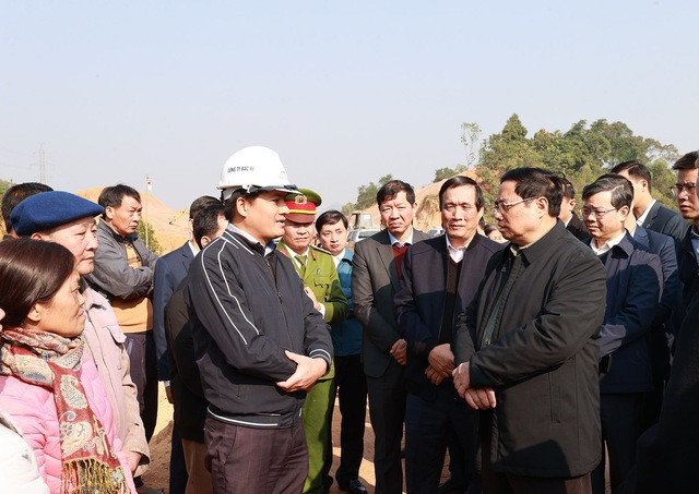 Về vấn đề các mỏ đất, đá, nguyên vật liệu cho dự án, Thủ tướng yêu cầu thực hiện nghiêm theo nghị quyết, chỉ đạo của Chính phủ, Thủ tướng Chính phủ, tinh thần là cắt giảm tối đa khâu trung gian, tránh đội giá, giảm thời gian, thủ tục, hài hòa lợi ích giữa Nhà nước, người dân, doanh nghiệp - Ảnh: VGP/Nhật Bắc Về vấn đề các mỏ đất, đá, nguyên vật liệu cho dự án, Thủ tướng yêu cầu thực hiện nghiêm theo nghị quyết, chỉ đạo của Chính phủ, Thủ tướng Chính phủ, tinh thần là cắt giảm tối đa khâu trung gian, tránh đội giá, giảm thời gian, thủ tục, hài hòa lợi ích giữa Nhà nước, người dân, doanh nghiệp - Ảnh: VGP/Nhật Bắc