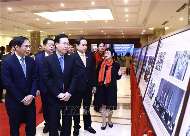Thường trực Ban Bí thư Võ Văn Thưởng và Phó Chủ tịch Thường trực Quốc hội Trần Thanh Mẫn cùng các đại biểu tham quan trưng bày tư liệu và hình ảnh lịch sử tại lễ kỷ niệm. Thường trực Ban Bí thư Võ Văn Thưởng và Phó Chủ tịch Thường trực Quốc hội Trần Thanh Mẫn cùng các đại biểu tham quan trưng bày tư liệu và hình ảnh lịch sử tại lễ kỷ niệm.