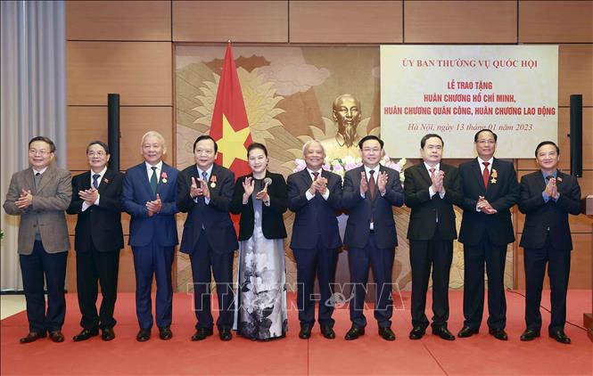 Chủ tịch Quốc hội Vương Đình Huệ và nguyên Chủ tịch Quốc hội Nguyễn Thị Kim Ngân với các đồng chí lãnh đạo, nguyên lãnh đạo Quốc hội. Chủ tịch Quốc hội Vương Đình Huệ và nguyên Chủ tịch Quốc hội Nguyễn Thị Kim Ngân với các đồng chí lãnh đạo, nguyên lãnh đạo Quốc hội.