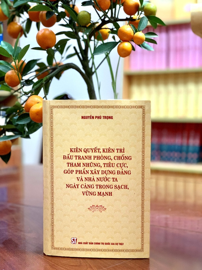 Cuốn sách dày khoảng 600 trang, được chia làm 3 phần. Cuốn sách dày khoảng 600 trang, được chia làm 3 phần.