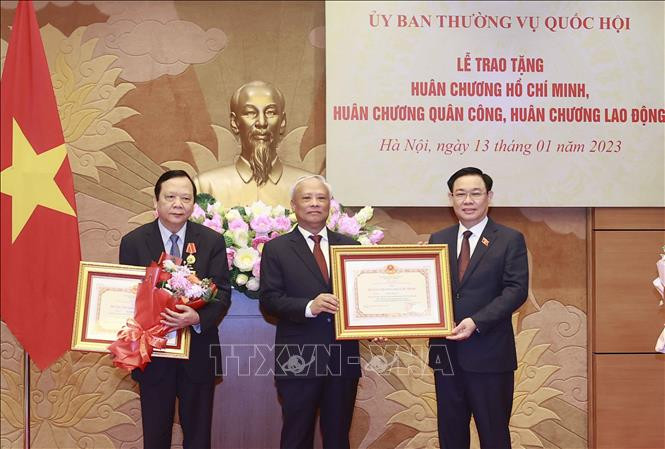 Chủ tịch Quốc hội Vương Đình Huệ trao Huân chương Hồ Chí Minh cho nguyên Phó Chủ tịch Quốc hội Uông Chu Lưu và nguyên Phó Chủ tịch Quốc hội Huỳnh Ngọc Sơn. Chủ tịch Quốc hội Vương Đình Huệ trao Huân chương Hồ Chí Minh cho nguyên Phó Chủ tịch Quốc hội Uông Chu Lưu và nguyên Phó Chủ tịch Quốc hội Huỳnh Ngọc Sơn.