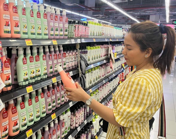 Khách hàng quan tâm, lựa chọn sản phẩm sữa tắm La’petal Khách hàng quan tâm, lựa chọn sản phẩm sữa tắm La’petal