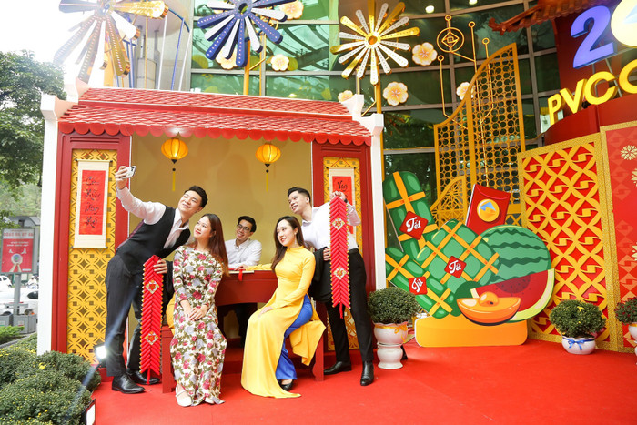 PVcomBank tái hiện sinh động những nét văn hóa truyền thống như câu đối đỏ, bánh chưng xanh, phố cổ, xin chữ ông đồ… PVcomBank tái hiện sinh động những nét văn hóa truyền thống như câu đối đỏ, bánh chưng xanh, phố cổ, xin chữ ông đồ…