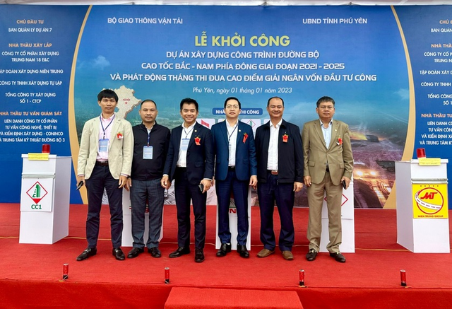 Ông Hà Văn Hân – Phó Tổng Giám đốc Điều hành CC1 (thứ 4 từ bên trái sang) tham gia Lễ khởi công Dự án xây dựng công trình đường bộ cao tốc Bắc - Nam phía Đông giai đoạn 2021 - 2025, đoạn Chí Thạnh – Vân Phong Ông Hà Văn Hân – Phó Tổng Giám đốc Điều hành CC1 (thứ 4 từ bên trái sang) tham gia Lễ khởi công Dự án xây dựng công trình đường bộ cao tốc Bắc - Nam phía Đông giai đoạn 2021 - 2025, đoạn Chí Thạnh – Vân Phong